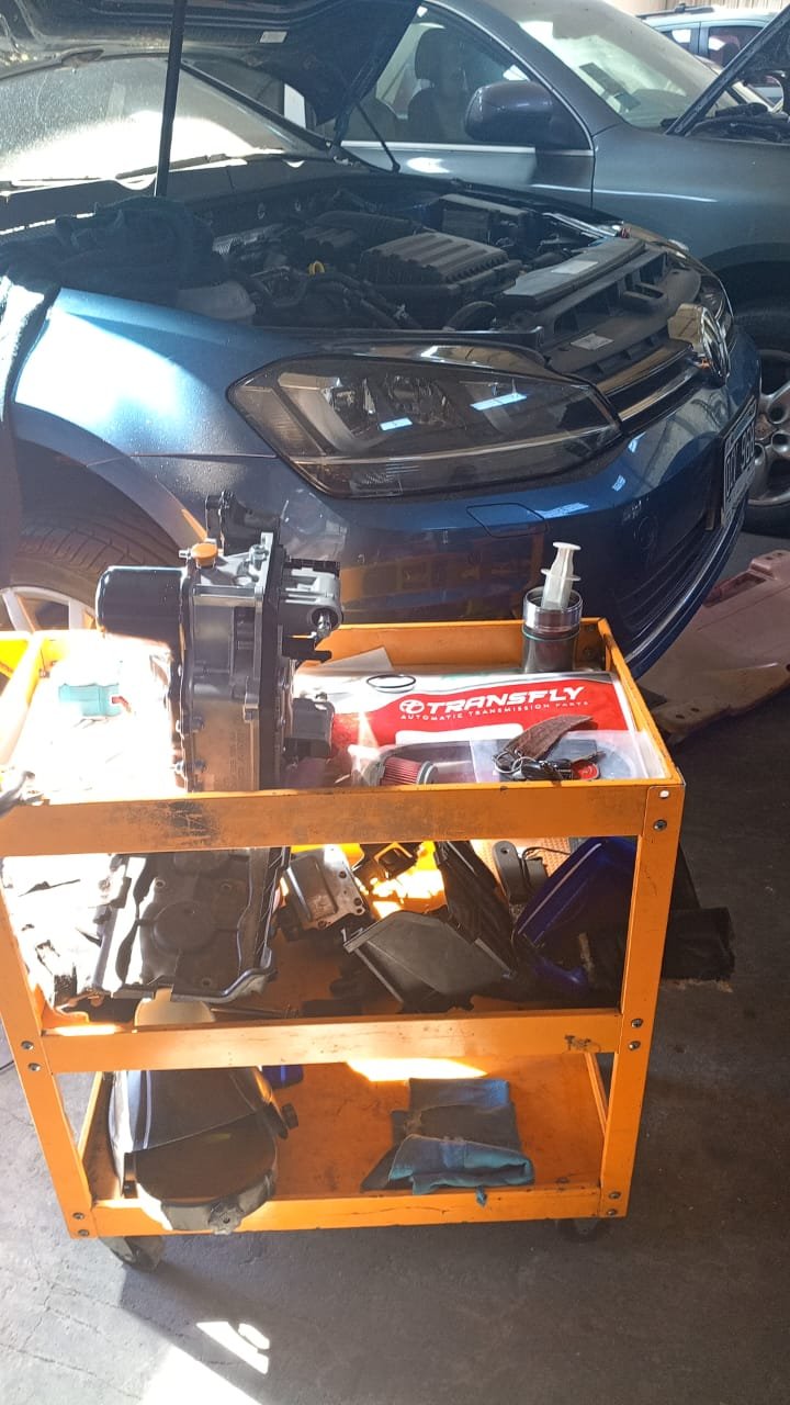 Caja DQ200 en reparación sobre carro de trabajo